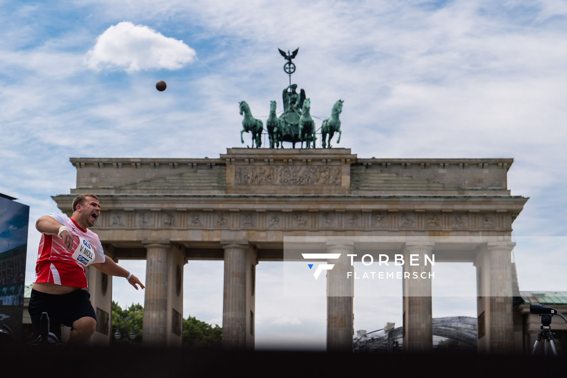 Valentin Moll (LC Rehlingen) beim Kugelstossen waehrend der deutschen Leichtathletik-Meisterschaften auf dem Pariser Platz am 24.06.2022 in Berlin